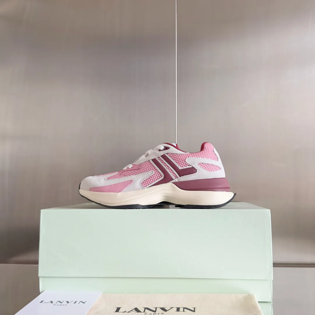Top version: Couple model 540💰 Lanvin Lanvin's latest Jla series Couple model Mesh Thick sole Casual sports shoes Running shoes Original purchase, development and production This men's and women's sports shoes are light and comfortable, and the mesh design makes the uppers lighter. They are not afraid of stuffy feet, and the shoes look fashionable when paired with skirts and trousers. The upper is decorated with LANVIN's classic •J logo. The curved lines pay tribute to the circular element of the LANVIN logo, showing the brand's ingenuity. This shoe combines sports, fashion and craftsmanship. The delivery counter is exquisite ✈️Packaging🛍📦 ▪️ Fabric: Original customized mesh + cowhide ▪️ Lining: Original imported breathable mesh ▪️ Sole: Exclusive molded foam + TPU material ▪️ Bottom thickness: 4CM ▪️ Size: Women's 35-41